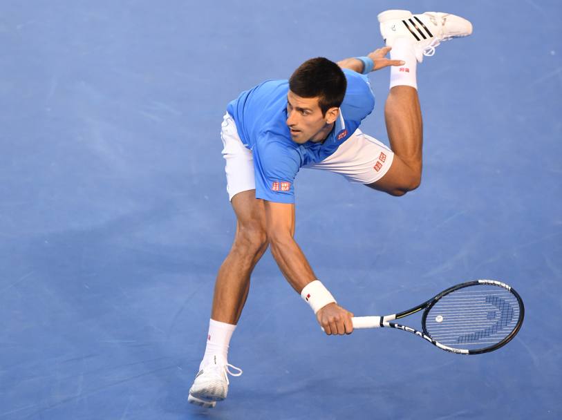 La gamba sinistra di Novak Djokovic assume una posizione inconsueta (Afp)